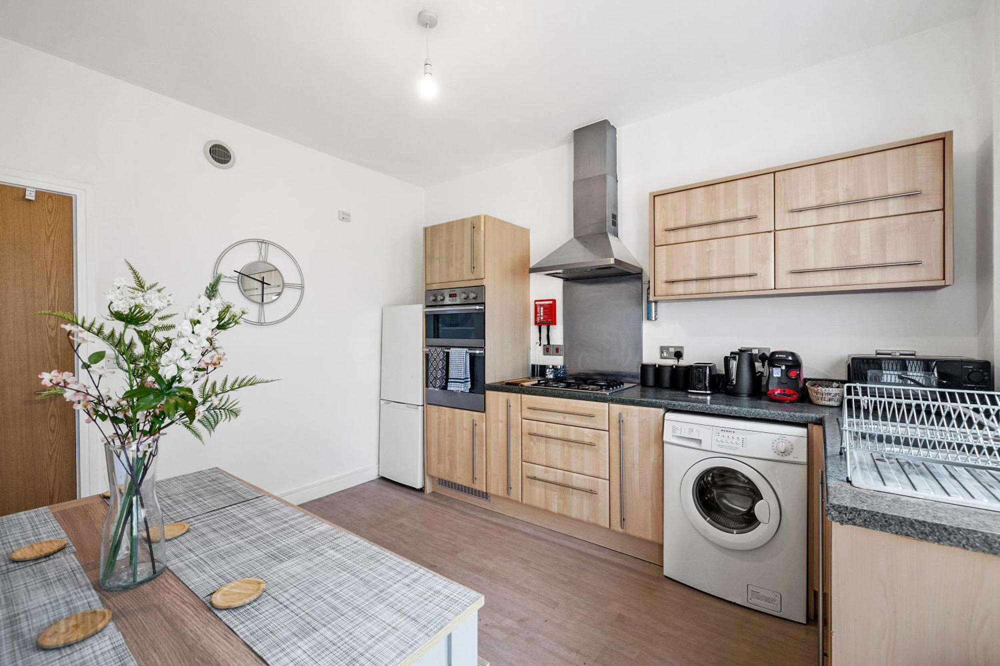 Spacious House By Quay - Sleeps 7 - Free Parking Plymouth Exterior photo